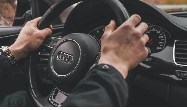 השכן שלי סתם לי את החניה בבטון כי "נשים לא צריכות לנהוג" – חמש דקות אחר כך הורדתי לו את החיוך מהפנים